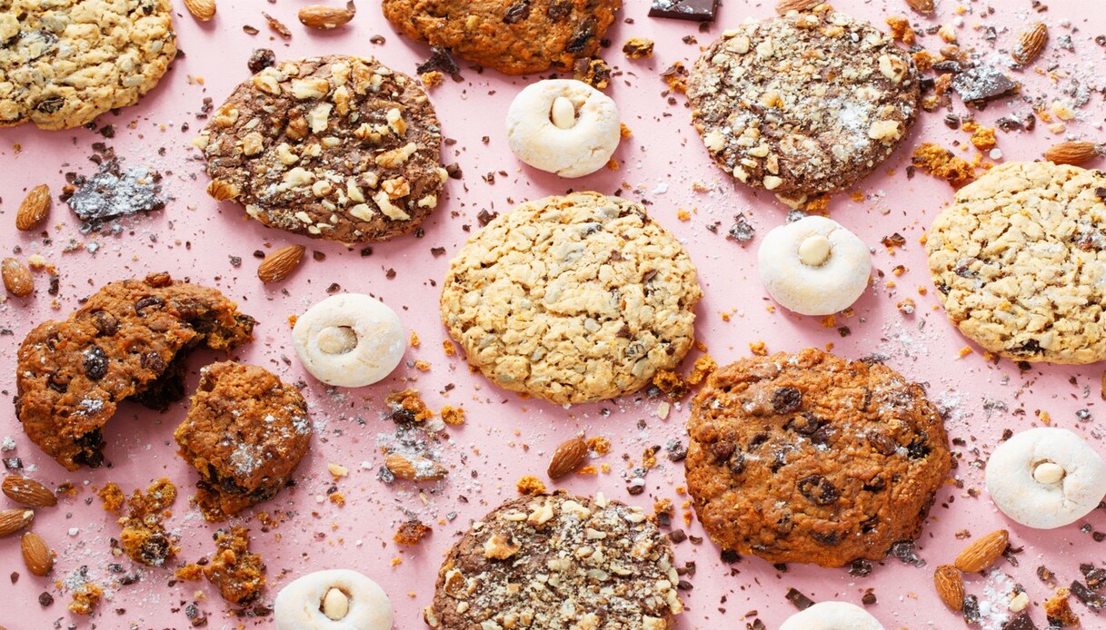 biscotti fatti in casa su un tavolo rosa