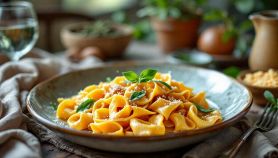 Piatto di pasta al ragù con basilico