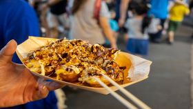 donna mangia cibo esotico in strada in asia