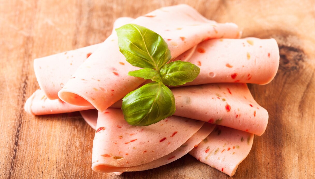 fette di mortadella vegana su un tavolo di legno