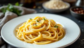 Piatto di spaghetti alla cacio e pepe serviti a nido.