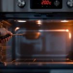 Forno acceso impostato a 200 gradi.