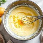 Ciotola con impasto di uova, ricotta e scorze di limone e arancia.