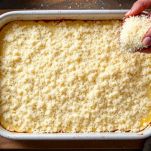 Superficie della moussaka cosparsa di Parmigiano.