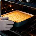 Moussaka in forno con superficie dorata.