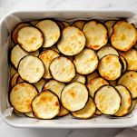 Teglia con primo strato di melanzane fritte.