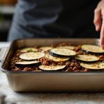 Strati alternati di melanzane e carne in teglia.