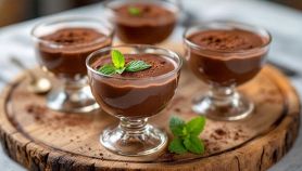 Coppetta di mousse al cioccolato guarnita pronta da servire.