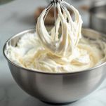 Albumi montati a neve ferma in ciotola di vetro.