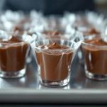 Coppette di mousse al cioccolato coperte con pellicola trasparente.