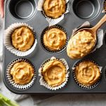 Stampo per muffin riempito con impasto salato.