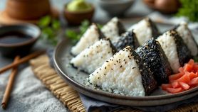 Onigiri al tonno serviti con zenzero, wasabi e salsa di soia.