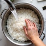 Riso cotto a vapore in casseruola con alga nori.