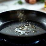 Padella unta d’olio pronta per cuocere i pancake.