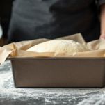 Impasto di pane di segale che lievita nello stampo rivestito.