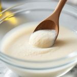 Lievito sciolto in acqua tiepida con zucchero in ciotola.