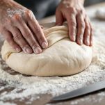 Impasto del pane piegato e inciso con croce.