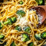 Pasta mescolata in padella con broccoli e Parmigiano.