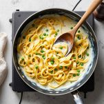 Tagliatelle cremose mantecate in padella.