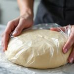 Impasto avvolto in pellicola trasparente in frigorifero.