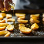 Patate disposte su teglia unta con olio d’oliva.