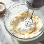 Burro e zucchero lavorati insieme in ciotola