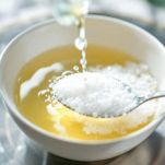 Reazione di aceto e bicarbonato per l’impasto dei cupcake