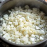 Cipolla tritata in cottura in casseruola