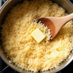 Chicchi di riso in tostatura con burro