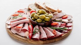 tagliere affettati misti con olive verdi