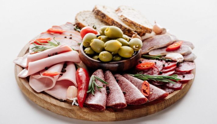 tagliere affettati misti con olive verdi