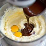 Impasto con uova e cioccolato fuso