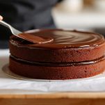 Torta al cioccolato farcita con ganache