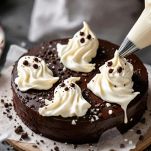 Decorazione della torta con fantasmini di panna e mascarpone