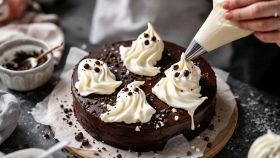 Decorazione della torta con fantasmini di panna e mascarpone