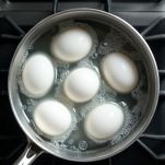 Uova in cottura in padella