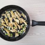 Carciofi aggiunti in padella