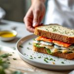 Panino con sgombri servito pronto