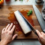 Pezzi di stoccafisso su tagliere