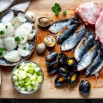 Pesci, cipolla, carota e sedano preparati