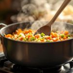 Verdure soffritte con molluschi in pentola