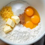 Ingredienti per impasto in terrina.