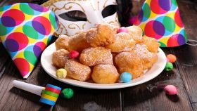 carnevale piatto di castagnole con maschera