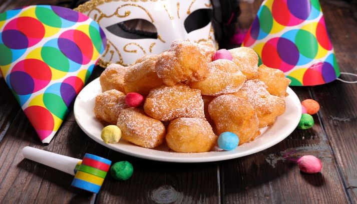 carnevale piatto di castagnole con maschera