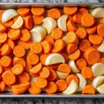 Teglia con carote e cipolla condite.