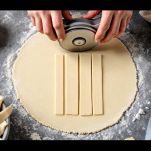 Strisce di pasta arrotolate a formare cartellate.
