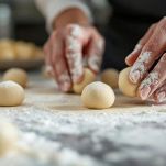 Mani che formano palline di impasto.