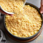 Teglia con cavolfiore condito e cosparso di formaggio e pangrattato.