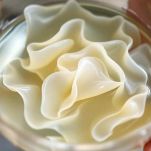 Gelatina sciolta aggiunta al composto di formaggio.