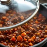 Chili con carne in cottura lenta in padella.